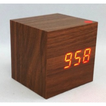 Hnedý LED budík kocka s dátumom EuB 8467, 6 cm Hnedý LED budík kocka s dátumom EuB 8467, 6 cm